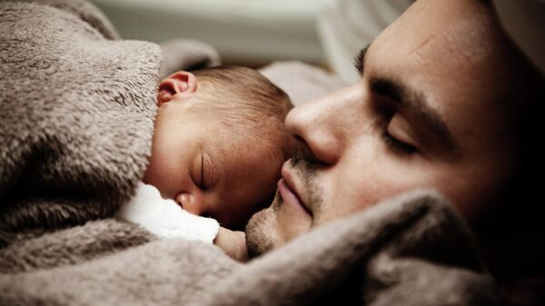 Спящие мужчина с ребенком . Иллюстративное фото - Sputnik Кыргызстан