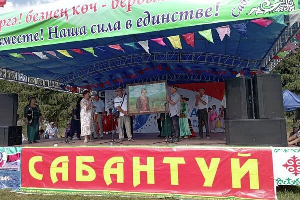 В Караколе под эгидой общественного объединения &quot;Татулык&quot; и при поддержке посольства России в Кыргызстане провели национальный праздник Сабантуй - Sputnik Кыргызстан