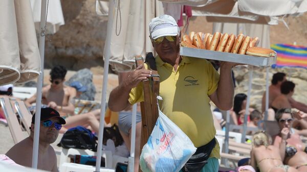 Продавец булочек на пляже. Архивное фото - Sputnik Кыргызстан