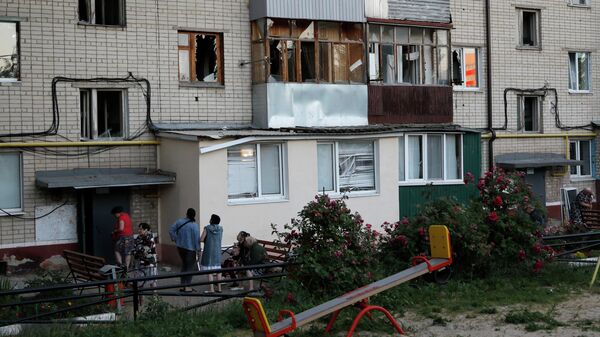 Разбитые стекла и поврежденные балконы жилого дома в Белгороде - Sputnik Кыргызстан