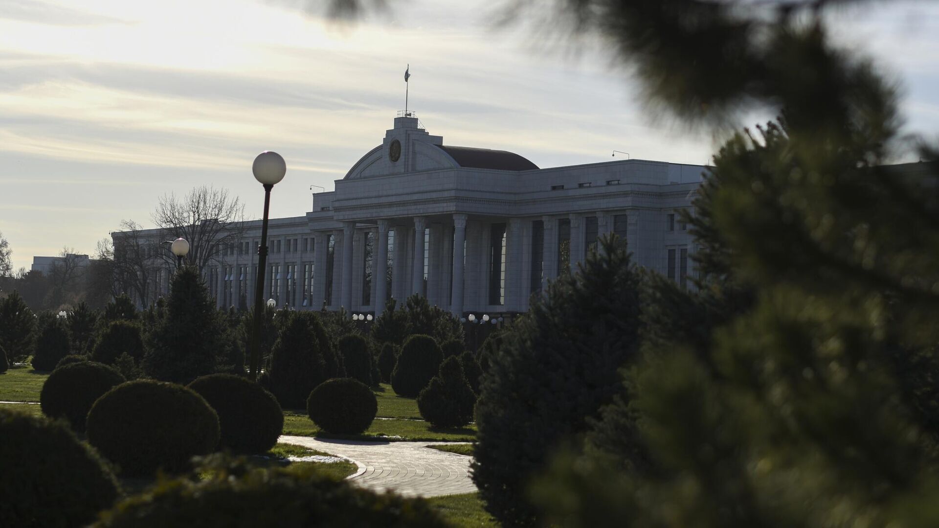 Здание Сената Узбекистана в Ташкенте. Архивное фото - Sputnik Кыргызстан, 1920, 18.11.2022
