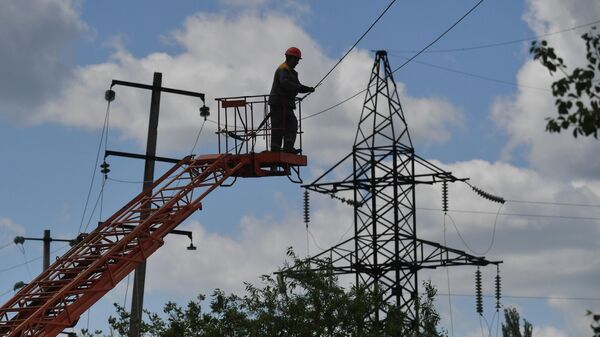 Электрик во время ремонтных работ. Архивное фото - Sputnik Кыргызстан