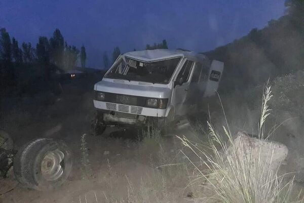 В Иссык-Кульской области опрокинулся микроавтобус, пострадали шесть человек - Sputnik Кыргызстан