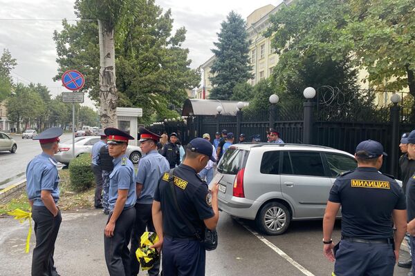СМИ пишут, что поступило сообщение о якобы бомбе в здании дипломатического представительства. - Sputnik Кыргызстан