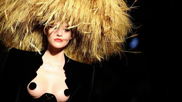 Модель представляет творение Schiaparelli на Неделе моды в Париже - Sputnik Кыргызстан