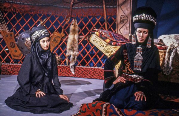 Атактуу режиссер Мелис Убукеевдин "Манастын ааламы" киносунан ирмем. "Манас" менен кыргыздын дүйнөсүнө жетелеп кирип, ой-туюмду аңтарган фильмдердин бири. - Sputnik Кыргызстан