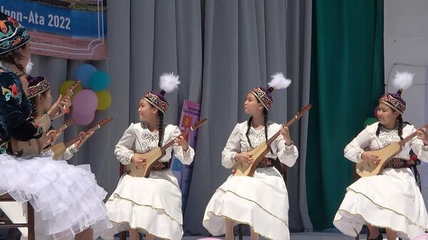 Танцоры и певцы из 8 стран показали свои таланты на берегу Иссык-Куля. Видео - Sputnik Кыргызстан