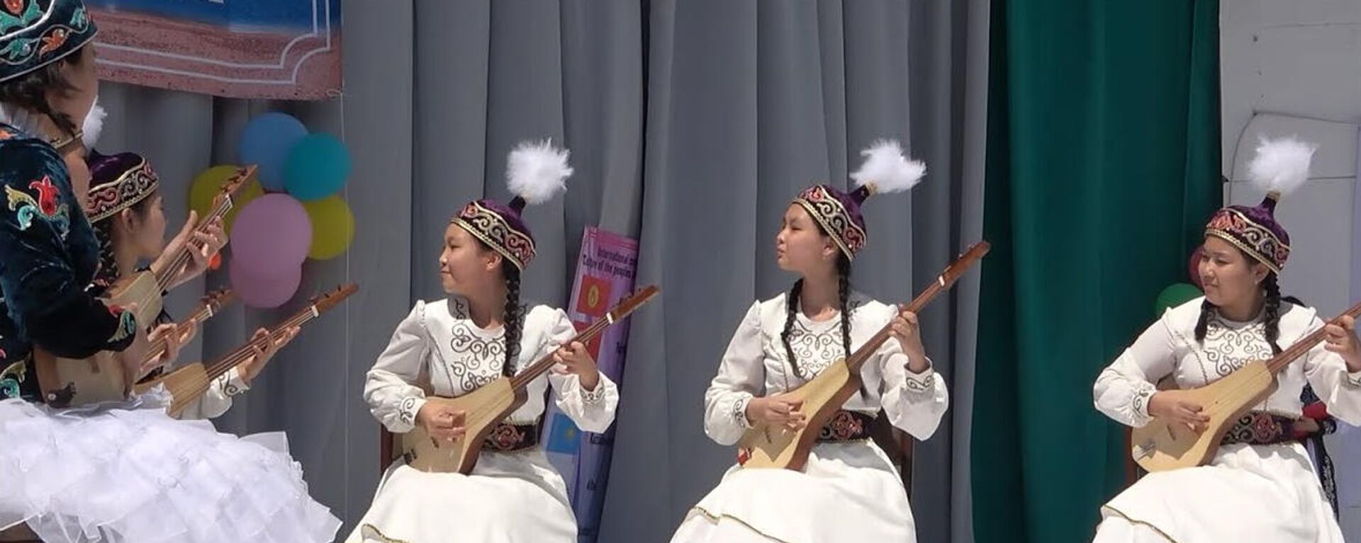 Танцоры и певцы из 8 стран показали свои таланты на берегу Иссык-Куля. Видео - Sputnik Кыргызстан, 1920, 06.07.2022