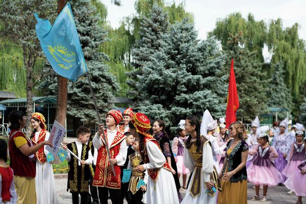 Этно-карнавалдын максаты — Кыргызстандын жана КМШ өлкөлөрүнүн этномаданий өзгөчөлүктөрүн изилдөө, жандандыруу жана сактоо, достукту чыңдоо, балдардын көркөм, музыкалык, вокалдык, хореографиялык чеберчиликтерин өнүктүрүү. - Sputnik Кыргызстан