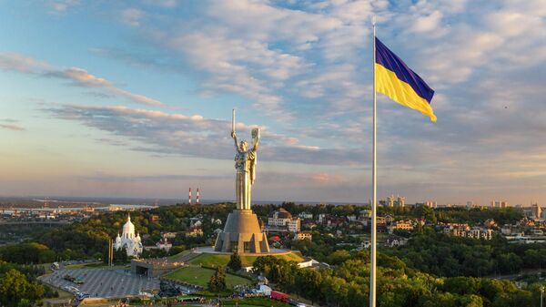 Флаг Украины рядом с монументом Родина-Мать в центре Киева. Архивное фото - Sputnik Кыргызстан