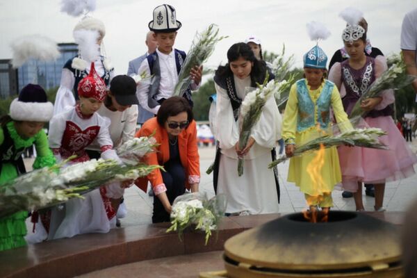 Там они возложили цветы к Вечному огню, чтобы отдать дань памяти воинам, павшим в Великой Отечественной войне - Sputnik Кыргызстан