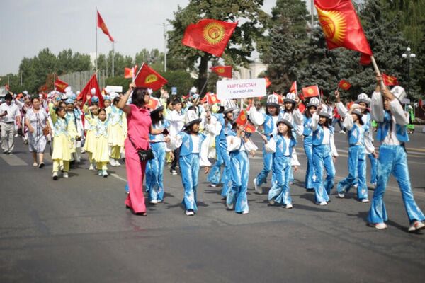 В Бишкеке стартовал международный этнокарнавал &quot;Иссык-Куль собирает друзей&quot;, его участники возложили цветы к Вечному огню - Sputnik Кыргызстан