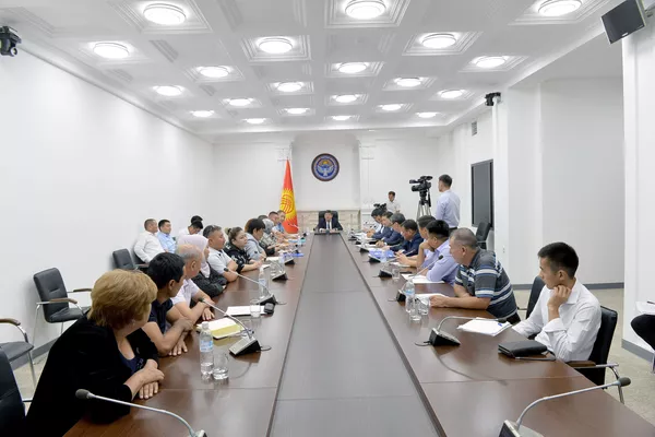 Он провел совещание рабочей группы, которая занимается обсуждением и выработкой условий для малого и среднего бизнеса по внедрению контрольно-кассовых машин и обеспечению выписки электронных счетов-фактур - Sputnik Кыргызстан