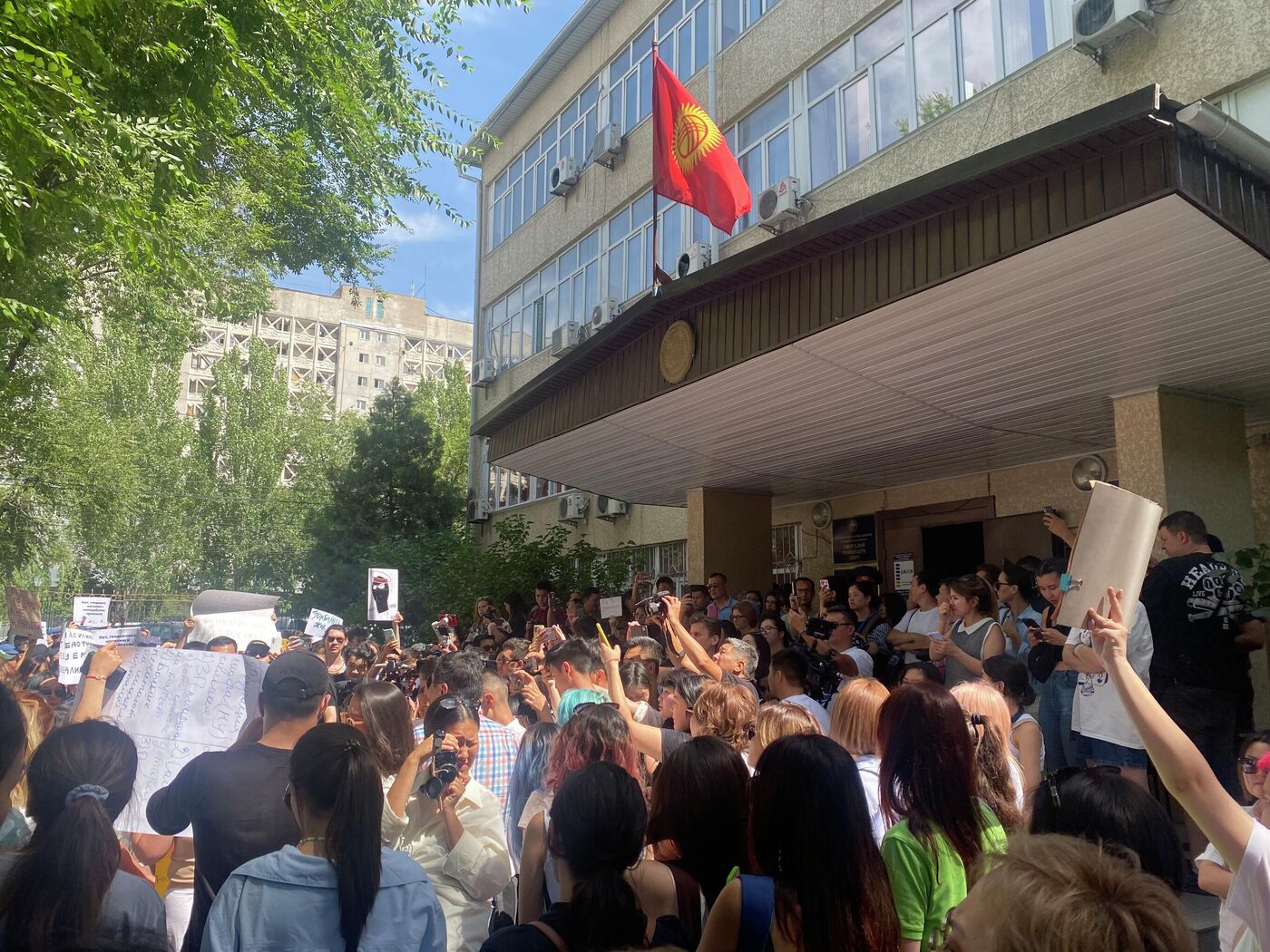 В Бишкеке прошел крупный митинг против насилия над женщинами и детьми —  видео - 08.07.2022, Sputnik Кыргызстан