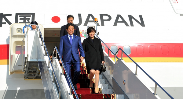 Синдзо Абэ посетил Кыргызстана в октябре 2015 года. На фото глава кабмина Японии с супругой спускаются по трапу самолета в аэропорту &quot;Манас&quot;. - Sputnik Кыргызстан