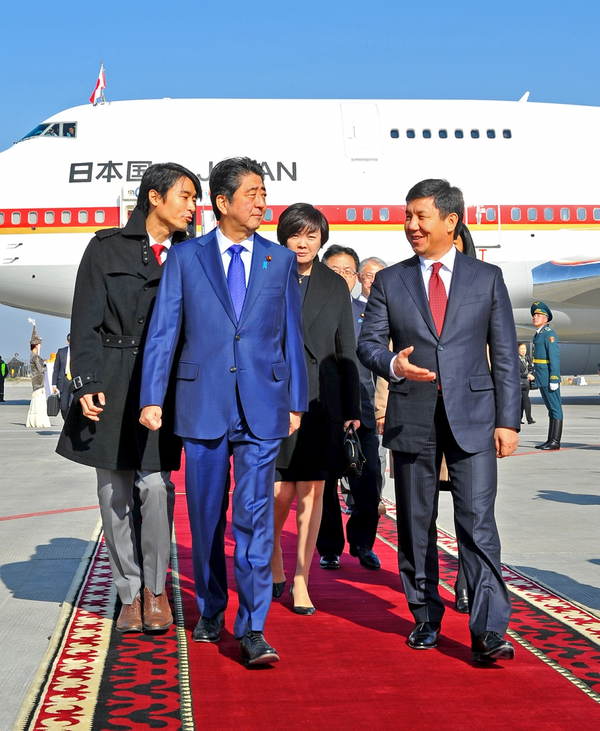 В аэропорту Абэ встретил премьер-министр КР Темир Сариев - Sputnik Кыргызстан