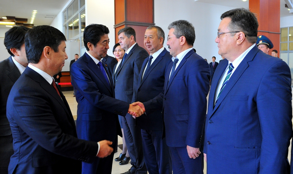 Ал кездеги премьер-министр Темир Сариев Синдзо Абэге кыргыз өкмөтүнүн мүчөлөрүн тааныштырууда - Sputnik Кыргызстан