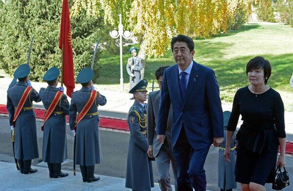 На фото Синдзо Абэ прибыл  в госрезиденцию &quot;Ала-Арча&quot; перед встречей с президентом КР Алмазбеком Атамбаевым - Sputnik Кыргызстан