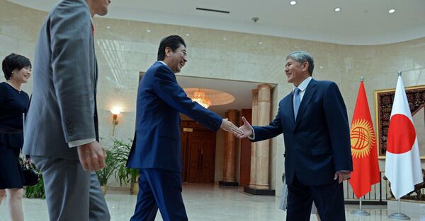 Атамбаев приветствовал гостя на японском, сказав: &quot;Коничива&quot; - Sputnik Кыргызстан