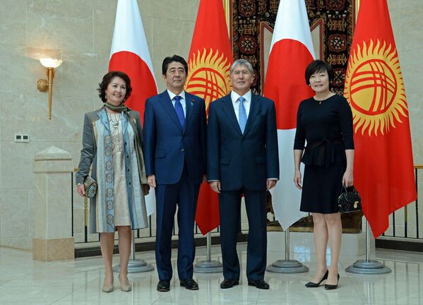 Совместное фото супругов Абэ и четы Атамбаевых - Sputnik Кыргызстан