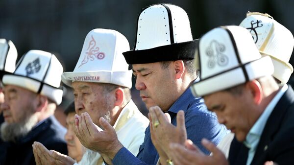 Президент Садыр Жапаров Курман айтка байланыштуу айт намазга катышты - Sputnik Кыргызстан