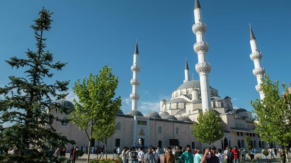 Бишкектеги борбордук мечиттеги адамдар. Архив - Sputnik Кыргызстан