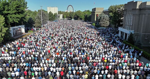 В Бишкеке провели праздничный намаз по случаю Курман айта. В коллективной молитве на площади участвовали около 10 тысяч человек. Несколько тысяч верующих также собрались в центральной мечети. - Sputnik Кыргызстан