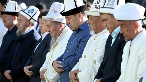 Бишкектеги Айт намазга катышып жаткан президент Садыр Жапаров. Архив - Sputnik Кыргызстан