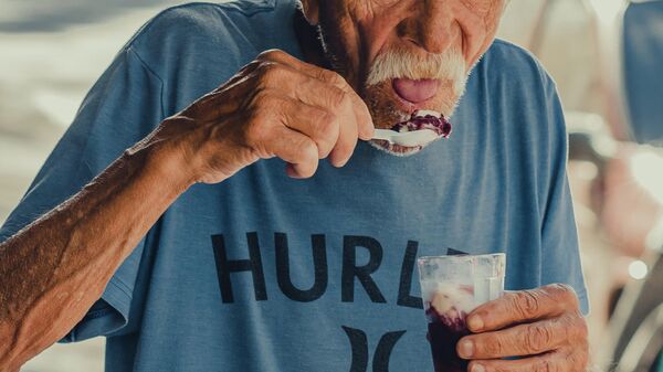 Пожилой мужчина во время питания. Иллюстративное фото - Sputnik Кыргызстан