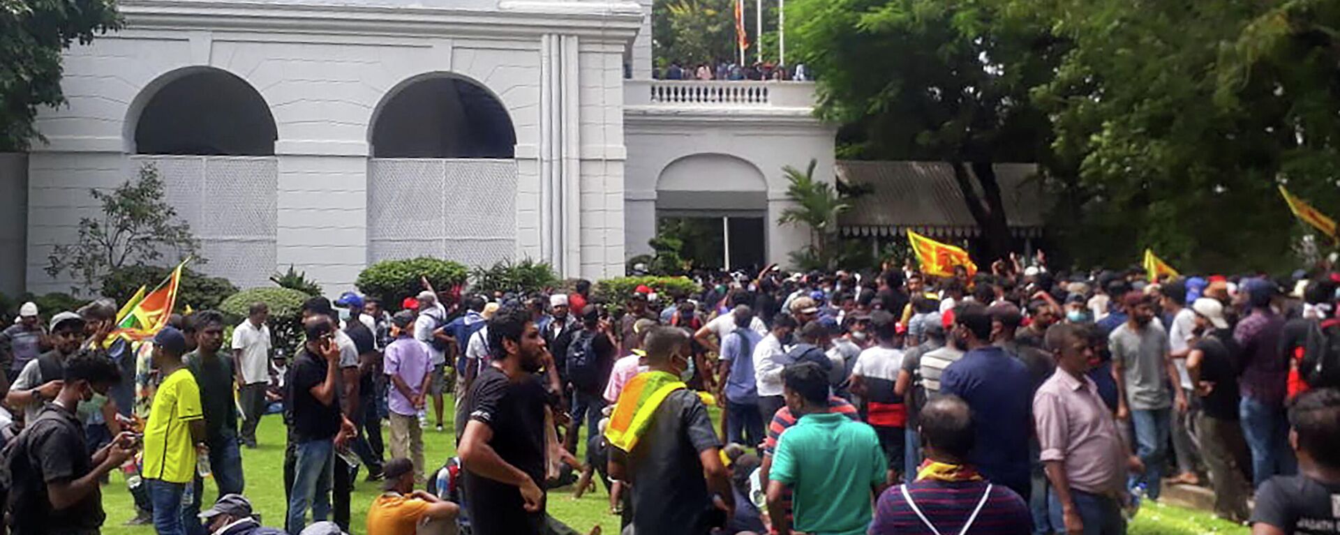 Протестующие собираются на территории президентского дворца Шри-Ланки в Коломбо - Sputnik Кыргызстан, 1920, 09.07.2022