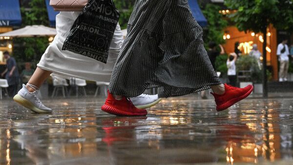 Девушки идут по улице во время дождя. Архивное фото - Sputnik Кыргызстан
