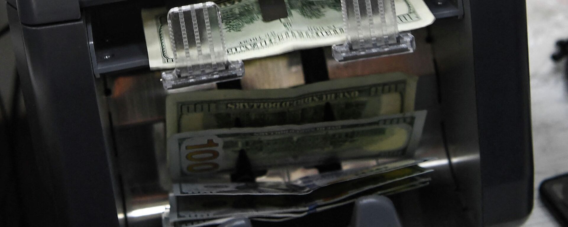 Счетная машинка пересчитывает доллары США. Архивное фото - Sputnik Кыргызстан, 1920, 11.07.2022