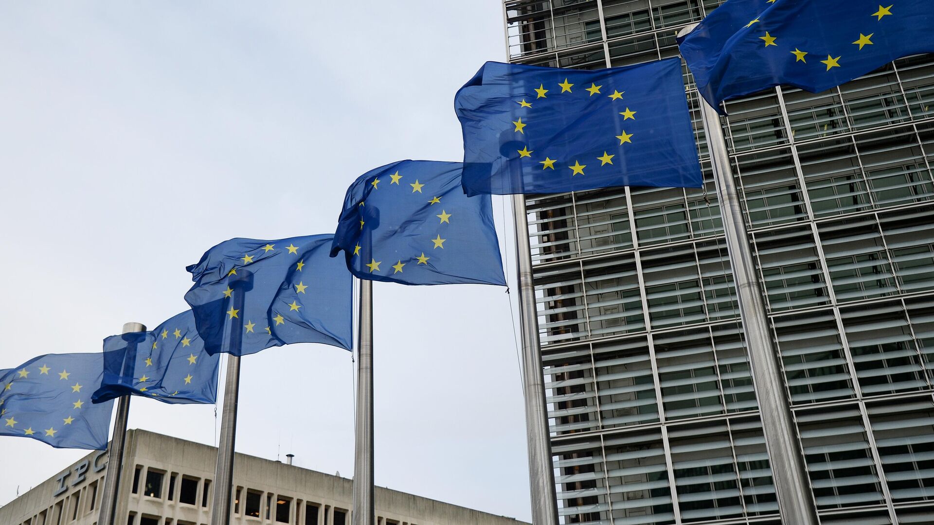 Флаги Евросоюза возле штаб-квартиры в Брюсселе. Архивное фото - Sputnik Кыргызстан, 1920, 07.12.2022