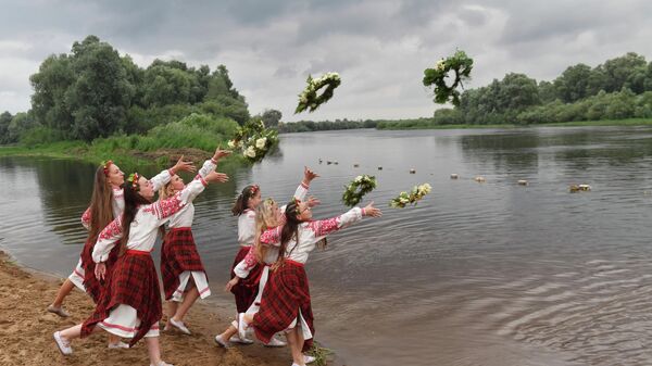 Девушки бросают венки в воду в день Ивана Купалы, Беларусь - Sputnik Кыргызстан