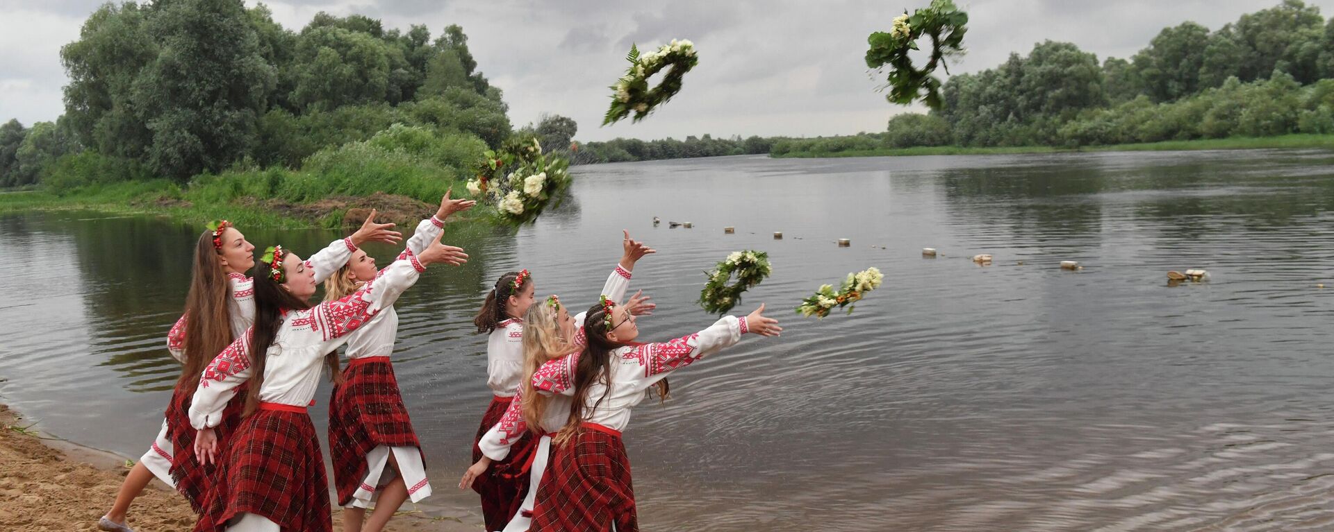 Девушки бросают венки в воду в день Ивана Купалы, Беларусь - Sputnik Кыргызстан, 1920, 11.07.2022