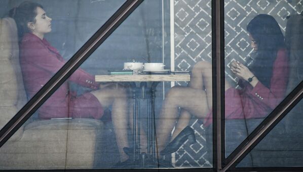 Бортпроводницы отдыхают в кафе в международном аэропорту имени И. Айвазовского (Симферополь) - Sputnik Кыргызстан