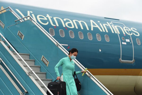 Vietnam Airlines компаниясынын стюардессасы кезектеги рейстен кийин аба кемесинен чыгып келе жатат - Sputnik Кыргызстан