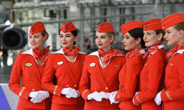 Сотрудницы &quot;Аэрофлота&quot; во время презентации самолетов нового типа Airbus A321/320neo в парке авиакомпании - Sputnik Кыргызстан