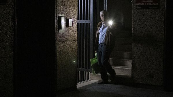 Мужчина в здании во время отключения электроэнергии. Архивное фото - Sputnik Кыргызстан