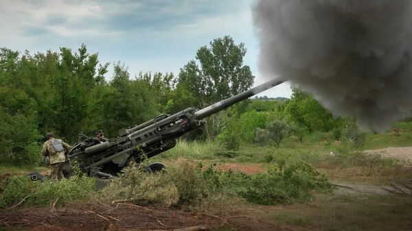 Украинские солдаты обстреливают российские позиции из поставленной США гаубицы M777 в Донецке - Sputnik Кыргызстан