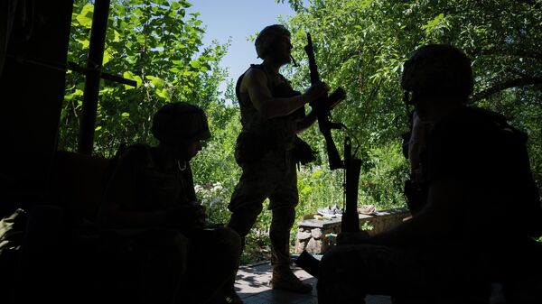 Украинские военнослужащие готовятся к дежурству под Харьковом - Sputnik Кыргызстан