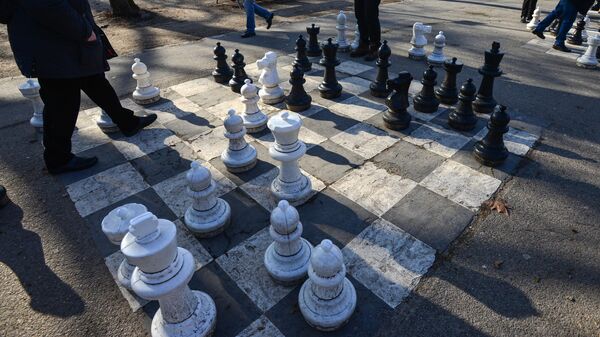 Люди играют в шахматы в парке. Архивное фото - Sputnik Кыргызстан