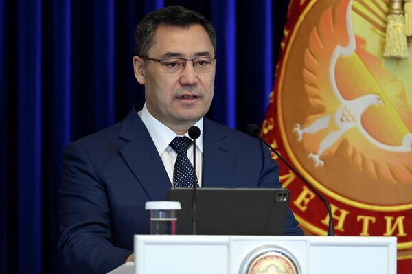 Кроме сертификатов, Садыр Жапаров вручил выпускникам похвальные грамоты и памятные подарки. - Sputnik Кыргызстан