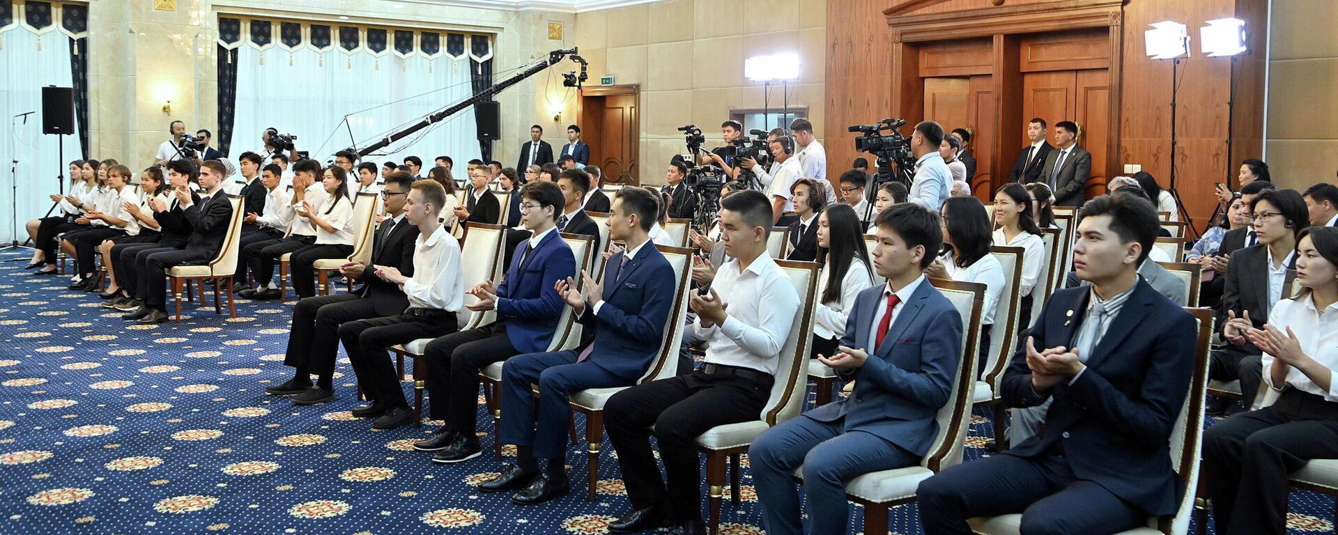Церемония чествования выпускников школ 2022 года, удостоенных Золотыми сертификатами - Sputnik Кыргызстан, 1920, 13.07.2022