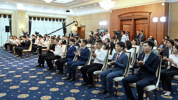 Церемония чествования выпускников школ 2022 года, удостоенных Золотыми сертификатами - Sputnik Кыргызстан