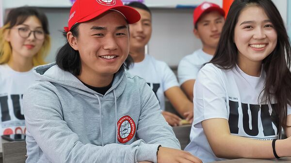 Студенты Международного университета Кыргызстана в Бишкеке - Sputnik Кыргызстан