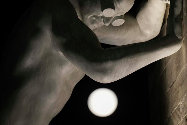 Суперлуние над скульптурой &quot;Мистер Арбитриум&quot; в Милане (Италия) - Sputnik Кыргызстан