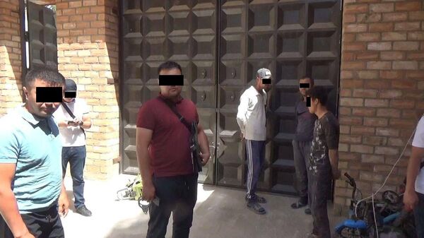 Выявление нелегалов в доме руководителя ОВД в Лейлеке - Sputnik Кыргызстан