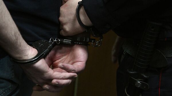 Подозреваемый в наручниках. Архивное фото  - Sputnik Кыргызстан
