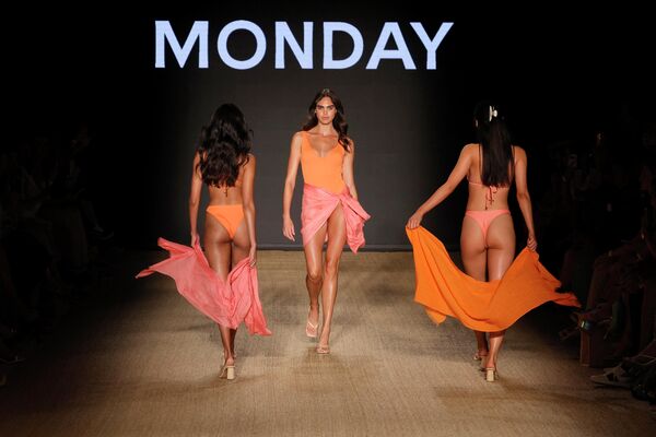 В Майами (Флорида, США) проходит модный показ купальников Monday Swimwear Fashion Show - Sputnik Кыргызстан